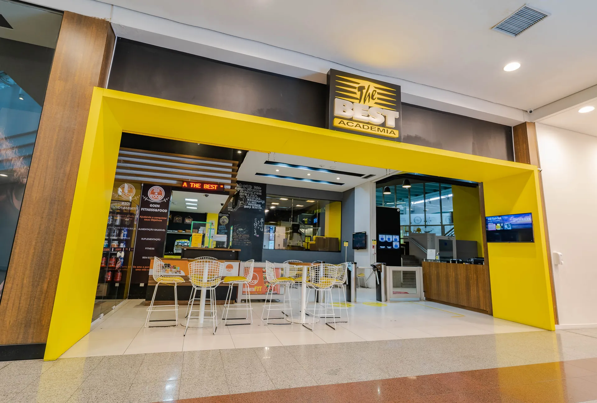 Entrada da The Best no 3º piso do Shopping Mueller, com portal amarelo e logo