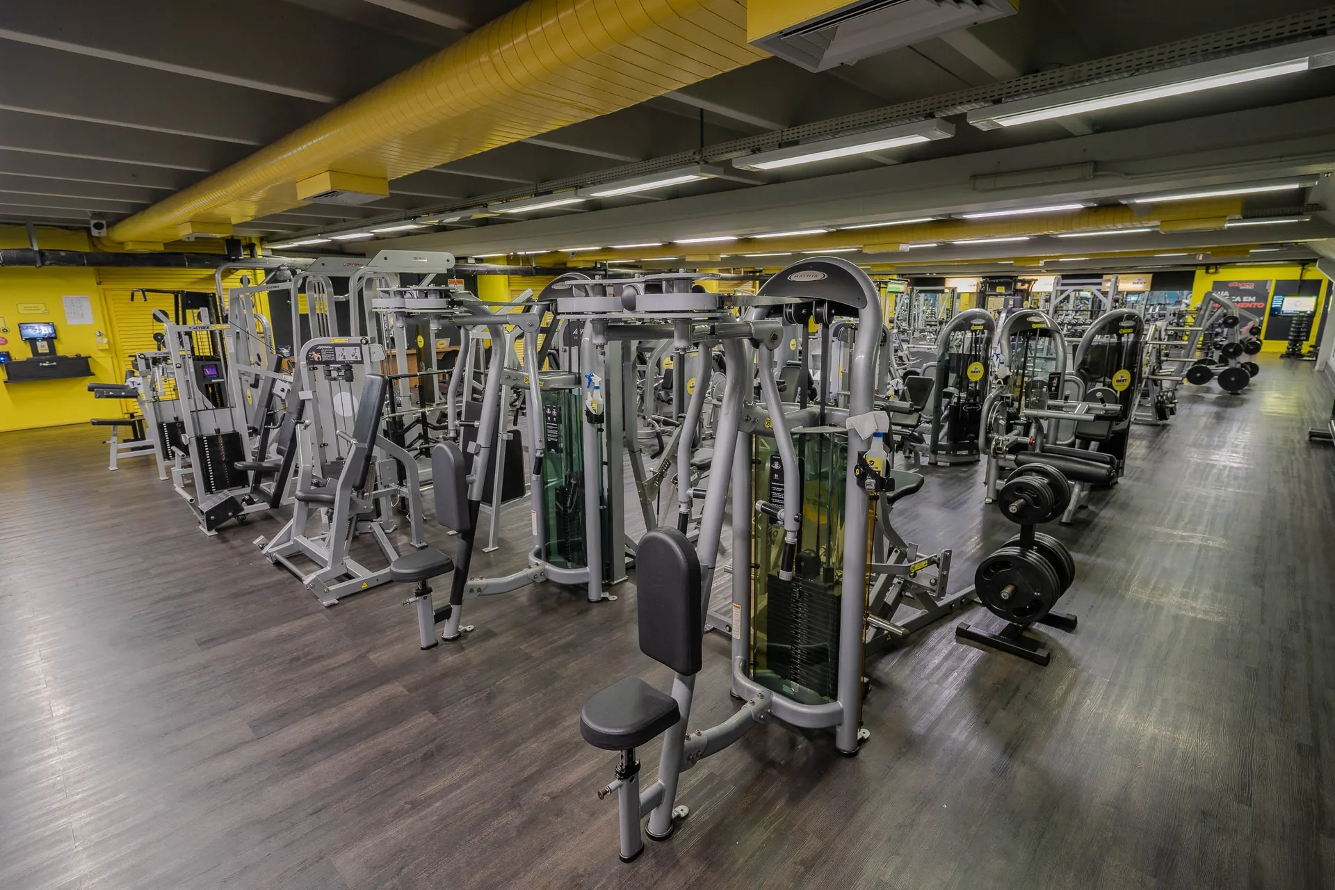 Sala de musculação ampla, com máquinas alinhadas