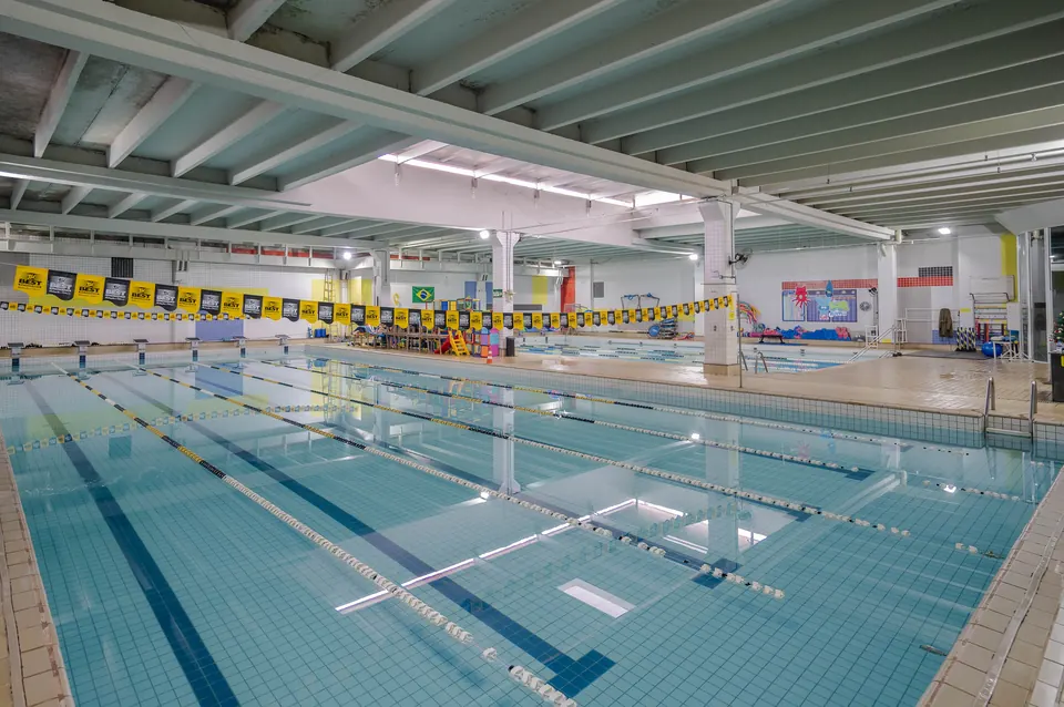 Piscina semiolímpica aquecida da The Best, com raias montadas e bandeirinhas amarelas