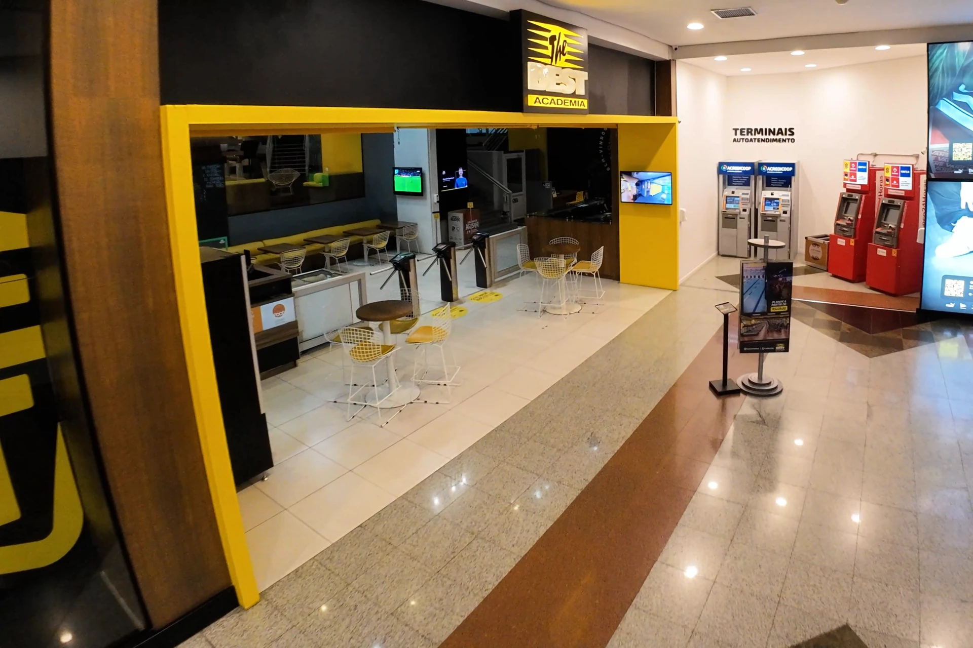 Entrada da The Best vista pelo corredor do Shopping Mueller