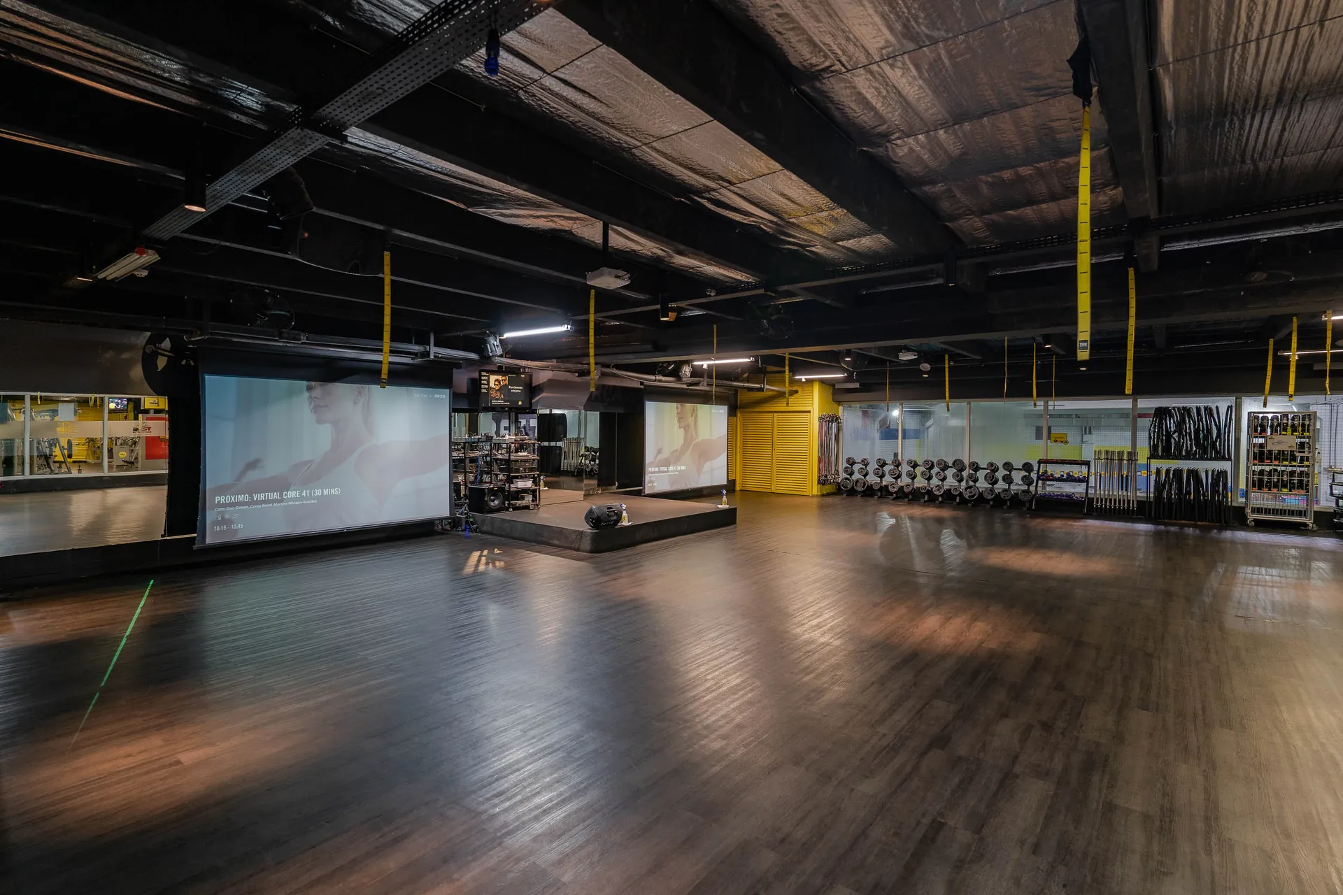 Sala de aulas coletivas com palco e telões