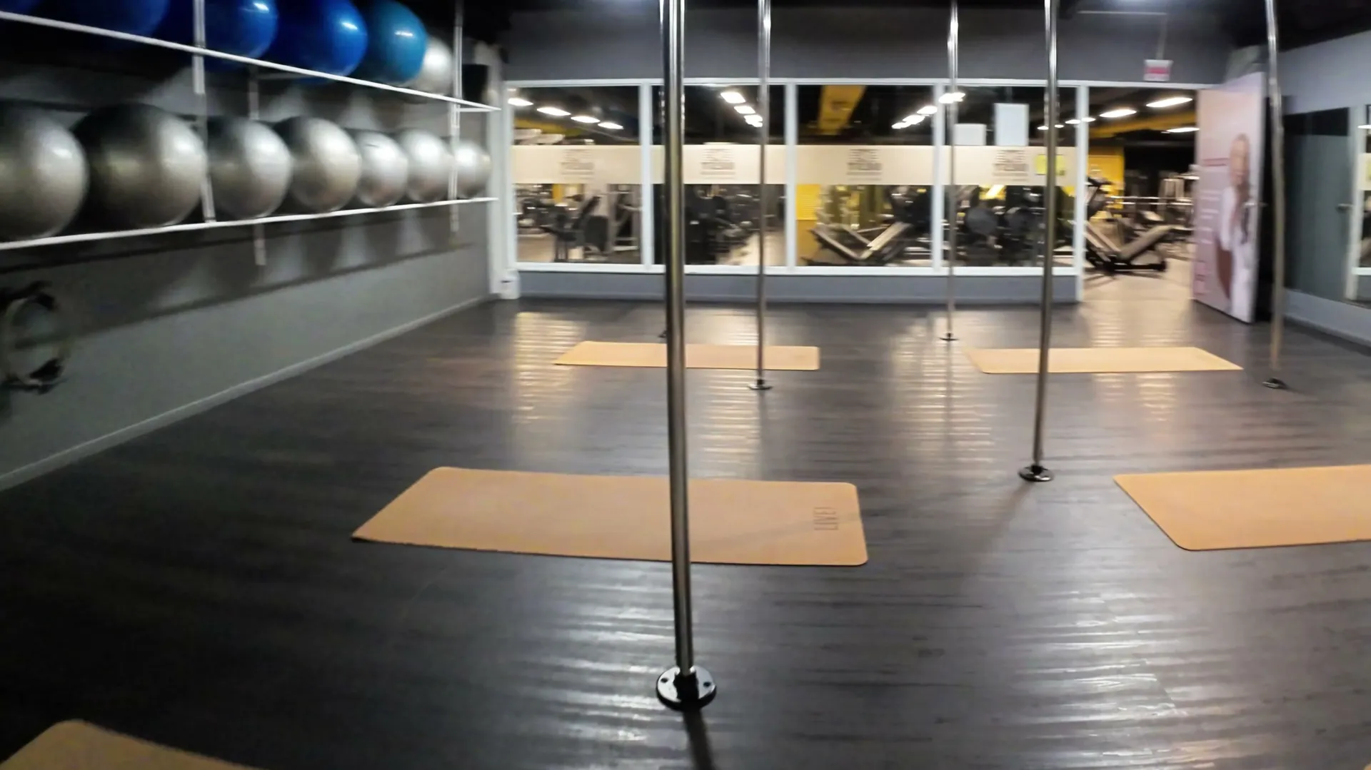 Sala de yoga e Pilates solo, com colchonetes de cortiça e barras