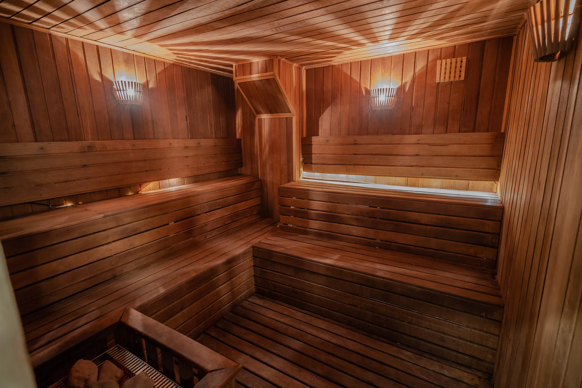 Sauna seca de madeira com luz quente
