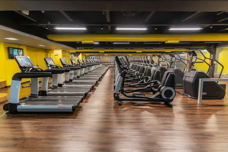 Esteiras, escadas e elípticos na área de cardio da The Best