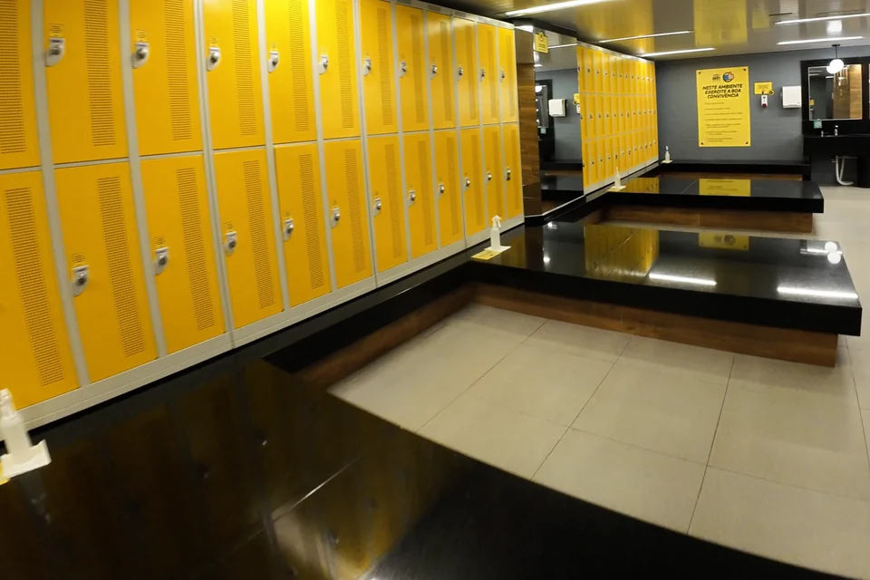 Armários e bancos no vestiário da The Best