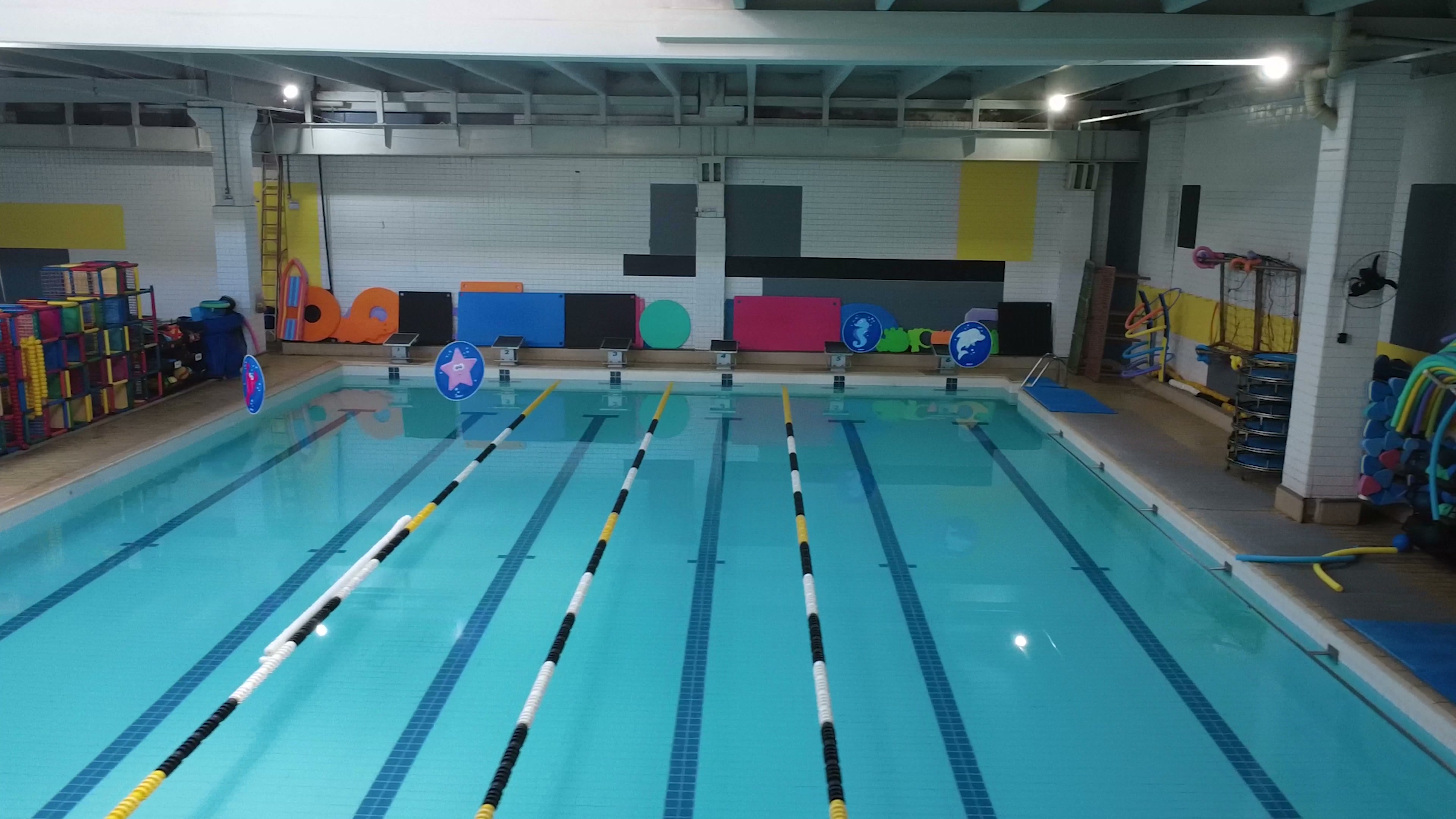 Vista ampla da piscina infantil da The Best, com raias e materiais lúdicos ao redor